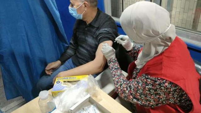 جانب من تطعيم أحد المواطنين بلقاح كورونا
