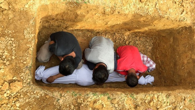 دفن طفل صغير مع الميت في قبر واحد