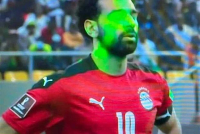 جماهير السنغال تفقد محمد صلاح بصره خلال تسديده ضربة الجزاء الضائعة أمام السنغال.. صور وفيديو - صورة أرشيفية