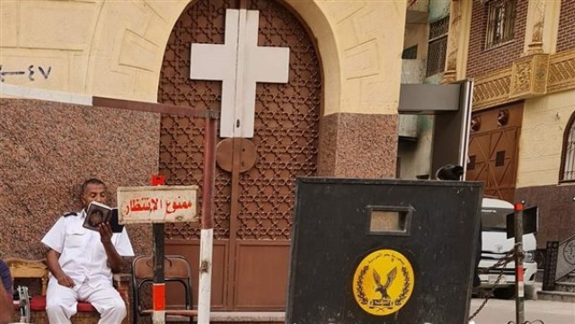 أمين شرطة يقرأ القرآن أمام كنيسة