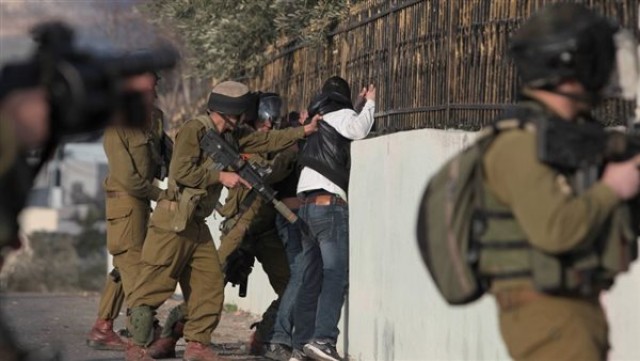 قوات الاحتلال تعتدي على الفلسطينيين في الضفة والقدس