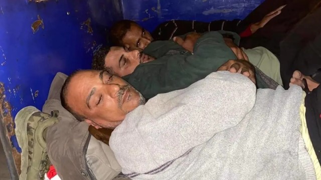 إحباط تهريب 13 مصريا داخل صناديق شاحنة في ليبيا