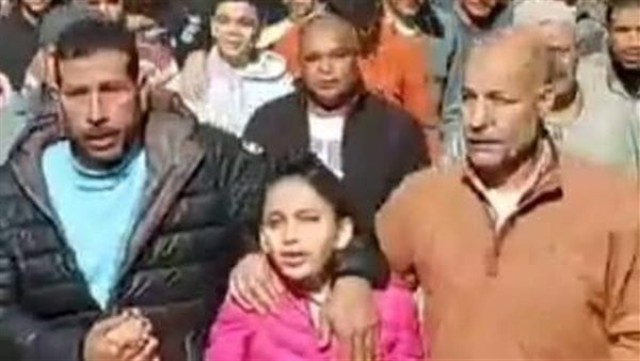 طفلة تُبكي المئات أثناء تشييع جثمان والدها