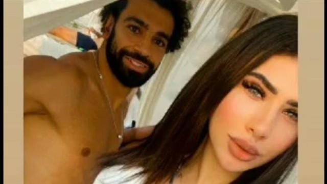 محمد صلاح مع إحدى معجباته