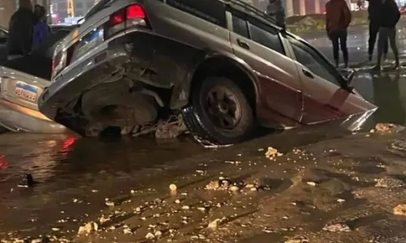سقوط سيارة في التجمع