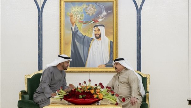 ملك البحرين يستقبل رئيس الإمارات في مقر إقامته
