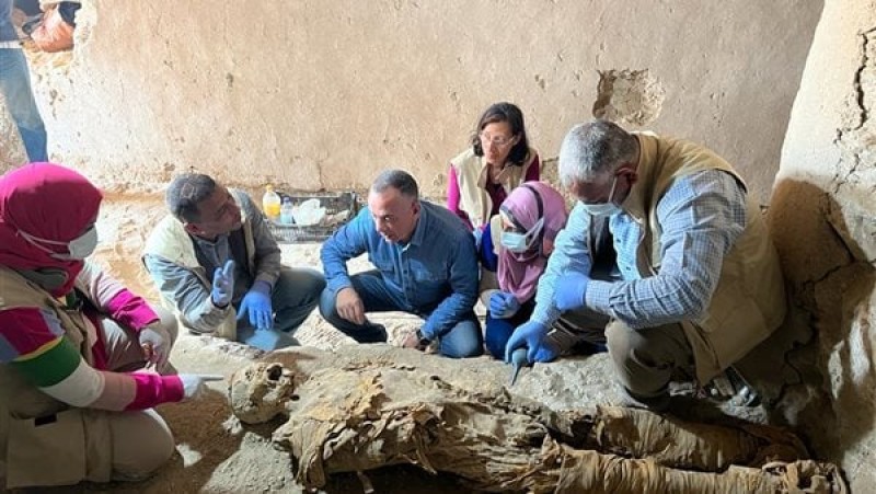 الكشف عن ”دفنات” عائلية من عصر الانتقال الثاني غرب الأقصر