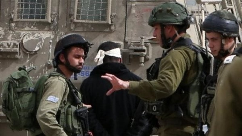 الاحتلال الإسرائيلي يعتقل فلسطيني