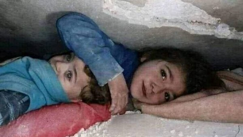 الطفلة السورية آلاء وشقيقها أحمد