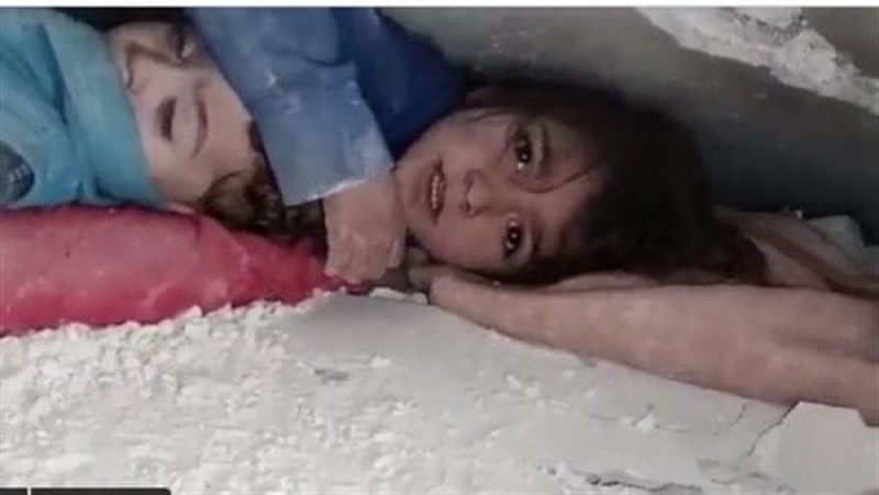 طفلة تحت ركام المباني تستنجد بفريق الإنقاذ