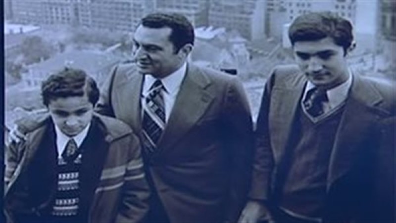 صورة نادرة للرئيس الأسبق حسني مبارك مع نجليه
