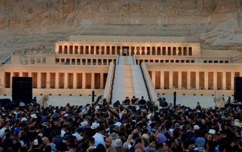 2500 سائح يحضرون حفلا موسيقيا ضخما بمعبد حتشبسوت بالأقصر