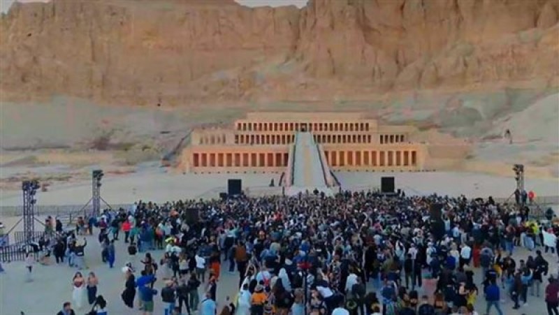 حفل موسيقي عالمي بمعبد حتشبسوت بحضور 2000 سائح