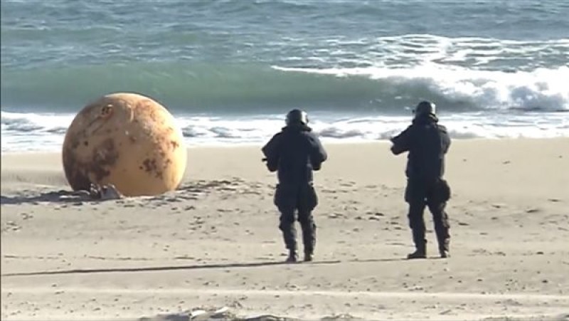 الكرة الحديدية الغامضة على الشاطئ
