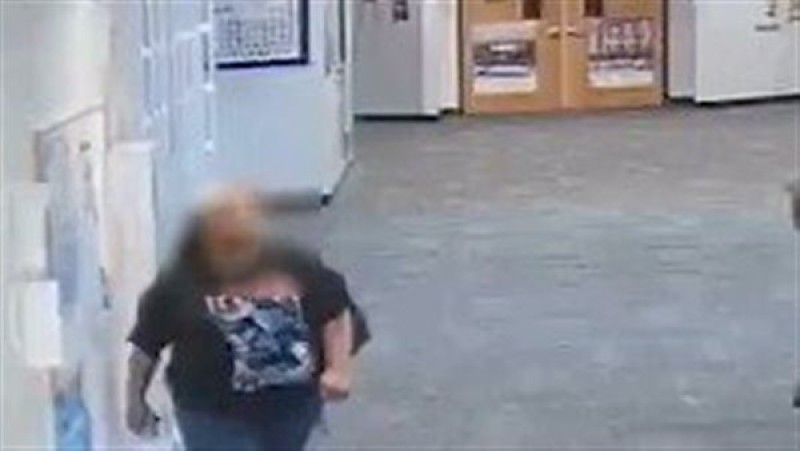 طالب يضرب معلمته في فلوريدا