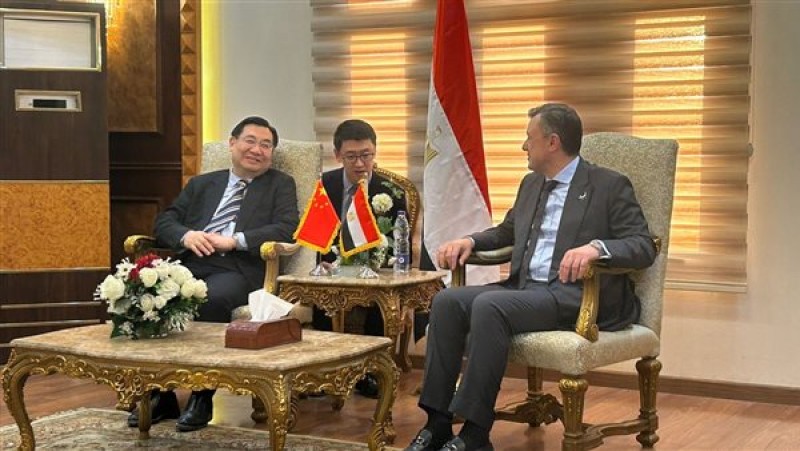 وزير السياحة يستقبل وزير الثقافة والسياحة الصيني بمطار القاهرة الدولي