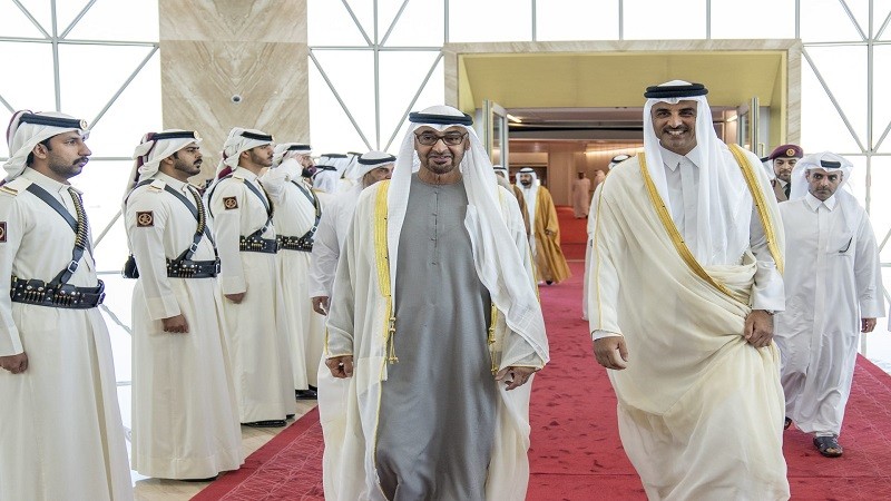 رئيس الإمارات وأمير قطر يبحثان هاتفياً العلاقات الأخوية بين البلدين
