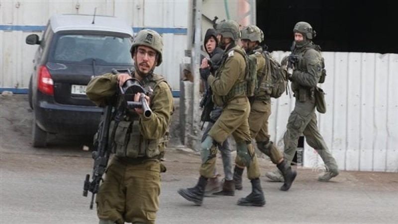 سلطات الاحتلال الإسرائيلي تحتجز محافظ القدس