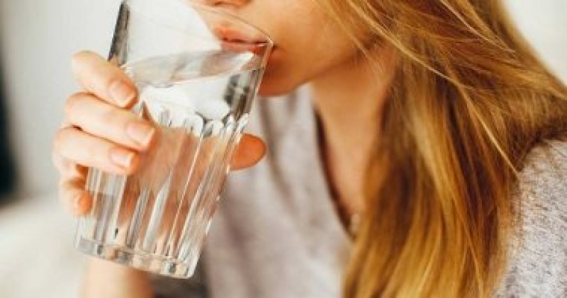 الإفراط في شرب المياه قد يؤدي للوفاة ((التسمم المائي))