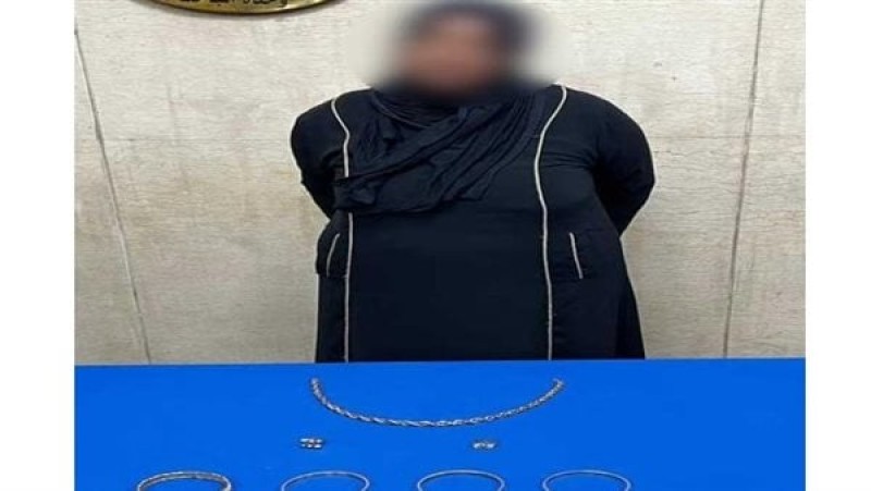 حبس خادمة بتهمة سرقة مشغولات ذهبية بالقاهرة.. عرضتها للبيع بثمنٍ بخس