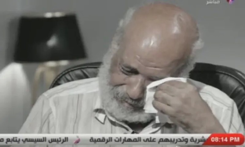 فيديو.. مُسن يبكي على الهواء بسبب زوجته وأبنائه: رموني في الشارع
