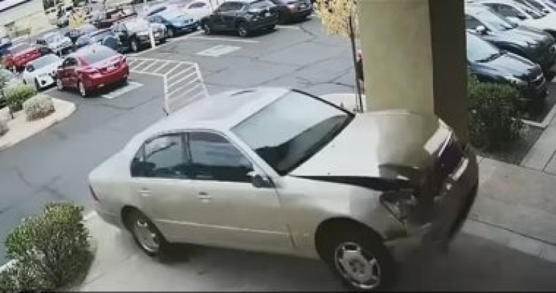 فيديو.. فتاة تقتحم صالون حلاقة بسيارتها ونجاة الزبائن بأعجوبة