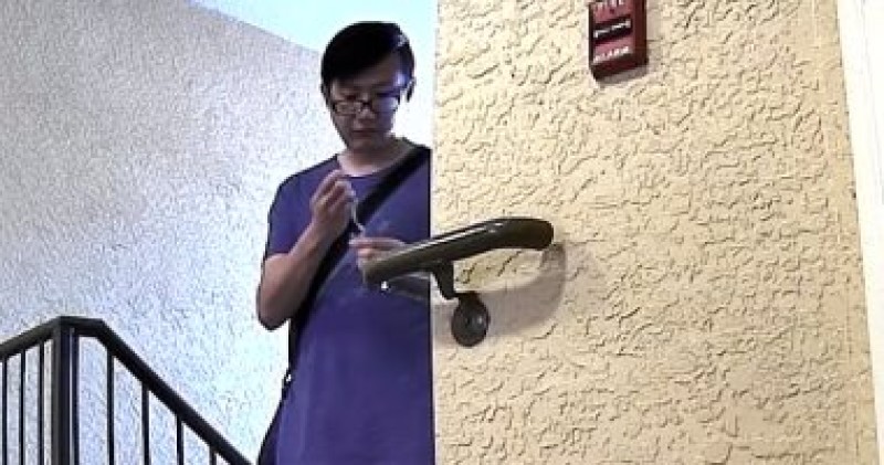 فيديو.. طالب يدس السم لجاره من تحت الباب «لأنه يعكر مزاجه دوما»