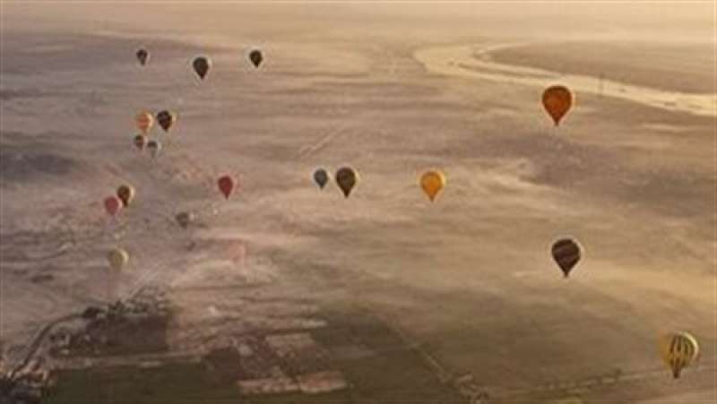 رحلات البالون الطائر تزين سماء الأقصر.. وتوافد كبير للسياح الأجانب