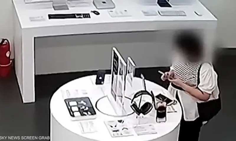 فيديو.. امرأة تلجأ لطريقة غريبة من أجل سرقة هاتف باهظ الثمن