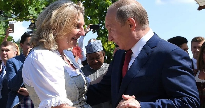 رقصت مع بوتين.. وزيرة نمساوية تصدم أوروبا وتنتقل للعيش في روسيا