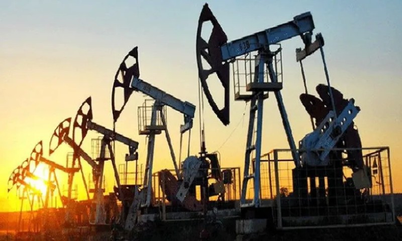 النفط ينهي الأسبوع منخفضًا في ظل مخاوف الطلب بعد حظر روسي
