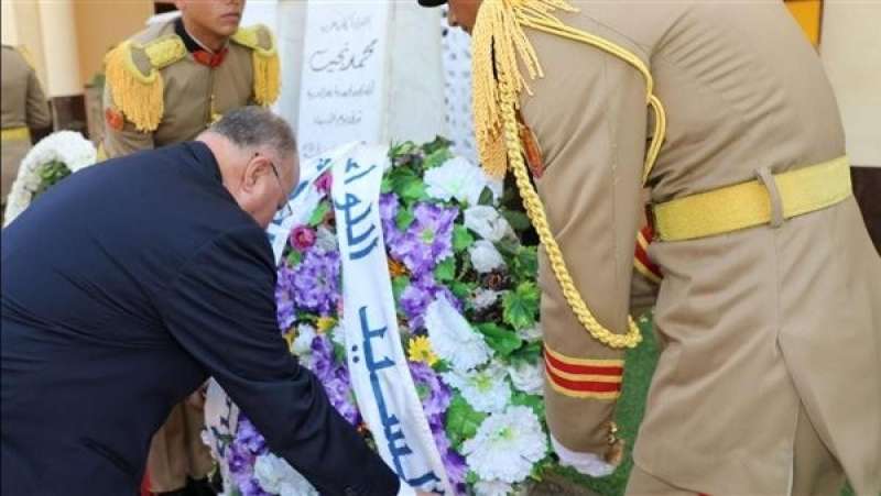 محافظ القاهرة يضع إكليلًا من الزهور على مقابر شهداء المنطقة العسكرية
