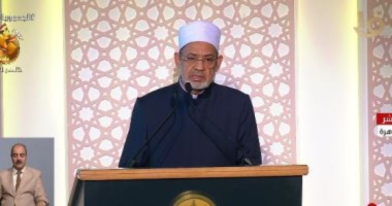 الإمام الأكبر أمام الرئيس السيسى: التاريخ لم يسجل مجتمعا خلا من الاختلاف