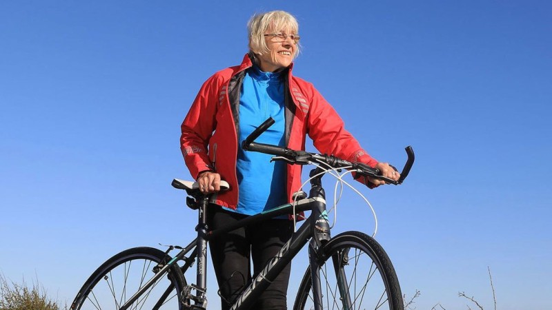 قادت دراجة لمسافة 1500 كيلومتر.. مسنة تبلغ من العمر 85 عامًا تدخل موسوعة جينيس
