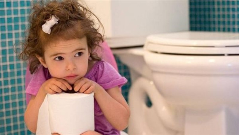 علاج الإمساك للأطفال بـ 4 خطوات منزلية .. شرب الماء مهم