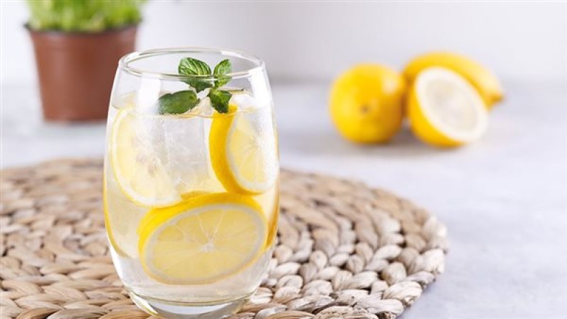مشروب الليمون مع الماء.. وقاية من 12 مرضًا يصيب الجسم