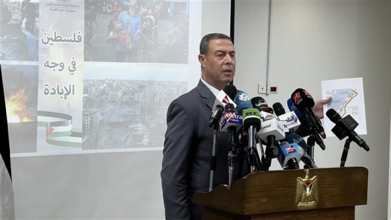 دقيقة حداد على أرواح شهداء غزة في بداية لقاء السفير الفلسطيني بالصحفيين
