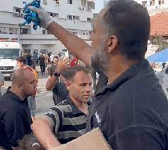 فلسطيني يوزع الحلوى بعد استشهاد أسرته بالكامل في غزة (فيديو)