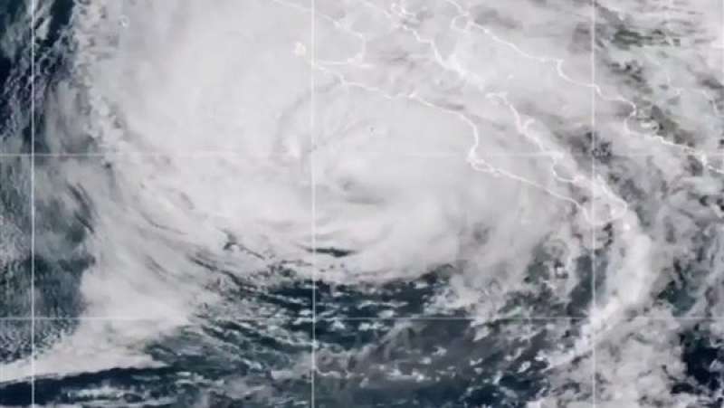 المكسيك تستعد لإعصار من الفئة الخامسة اليوم