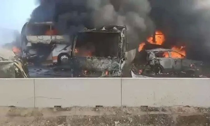 تفحم السيارات في حادث تصادم طريق القاهرة الإسكندرية الصحراوي.. وإصابة 45 شخصا (صور)