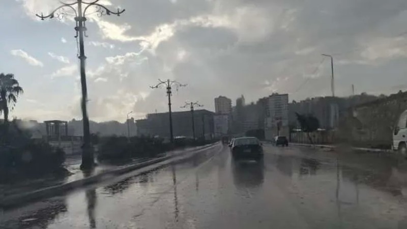«الأرصاد»: سقوط أمطار على القاهرة و13 محافظة.. وهبوب رياح مثيرة للرمال
