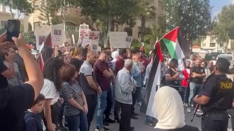 ”يا مصري يا شجاع”.. هتافات فلسطينية أمام سفارة مصر في رام الله