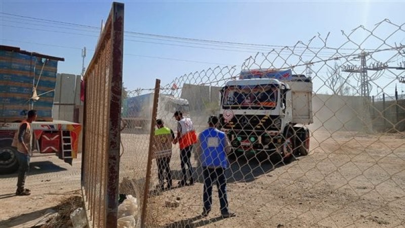 الهلال الأحمر المصري يسلم الجانب الفلسطيني 93 شاحنة مساعدات جديدة