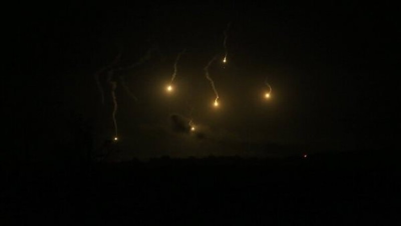غارات إسرائيليةوقصف مدفعي وقنابل ضوئية فوق مستشفى الشفاء بغزة