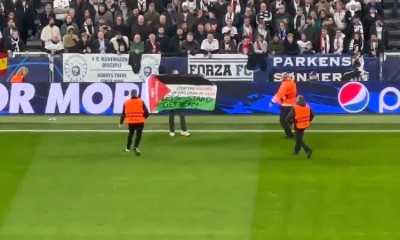 العلم الفلسطيني داخل أرضية ملعب مباراة مانشستر يونايتد وكوبنهاجن في الدوري الأوروبي