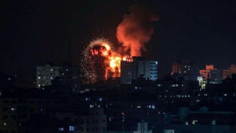 تفاصيل اندلاع حريق هائل بمستشفى الرنتيسى بغزة (فيديو)