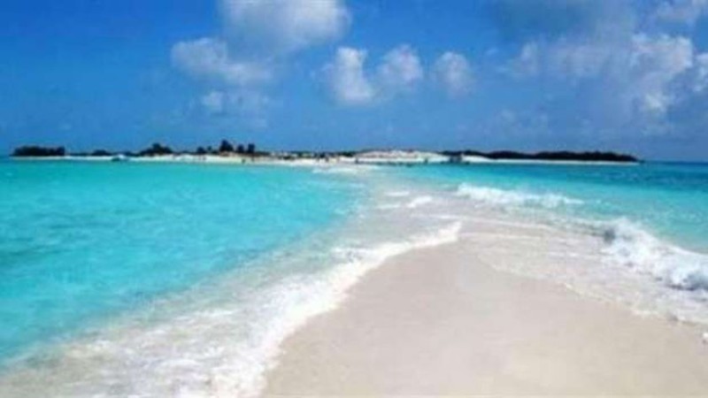 «شاطئ أبو دباب» مالديف البحر الأحمر.. يقصده مشاهير العالم للاستجمام