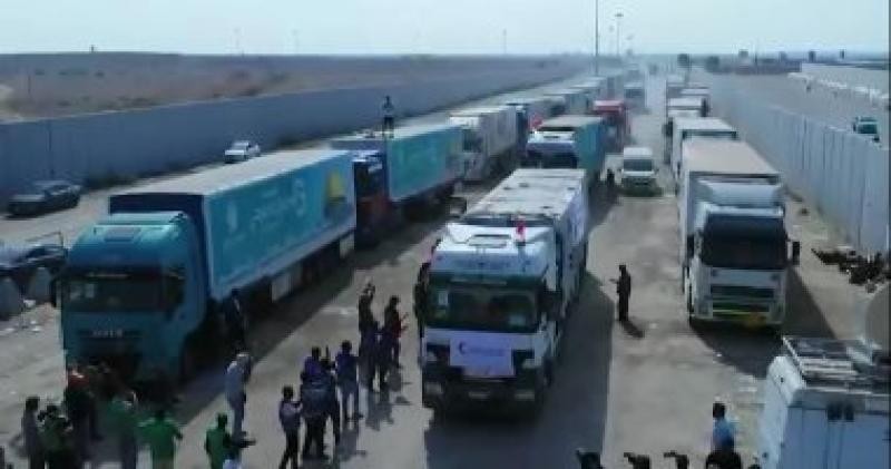 دخول 140 شاحنة مساعدات إنسانية للفلسطينيين عبر معبر رفح