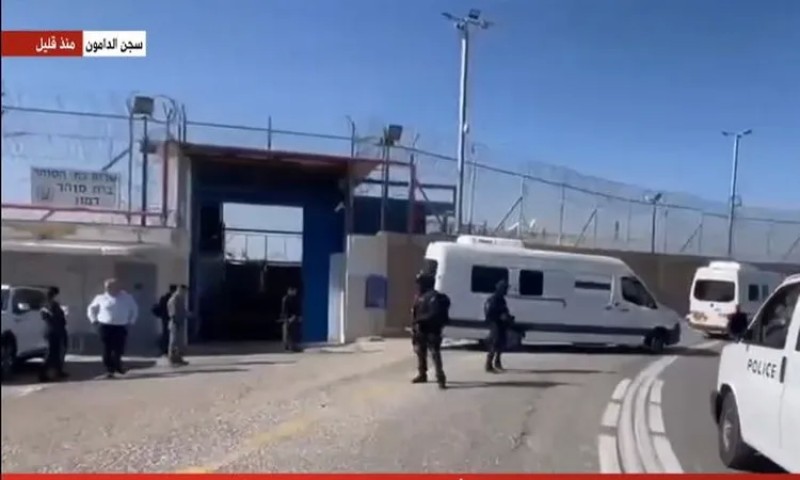 شاهد.. لحظة نقل الأسرى الفلسطينيين لسجن عوفر تمهيدًا للإفراج عنهم