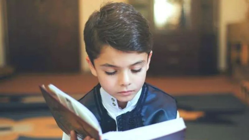 طفل يحفظ القرآن الكريم
